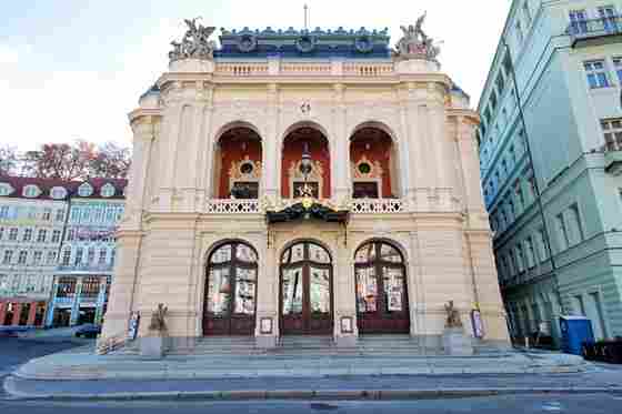 Divadlo ve Varech září. Opona od Klimta patří k nejkrásnějším v Evropě