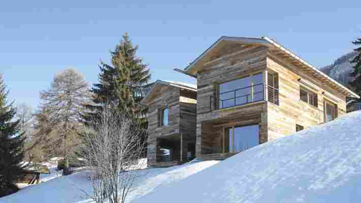 Nádherný dřevěný dům omračuje výhledem do údolí i minimalismem