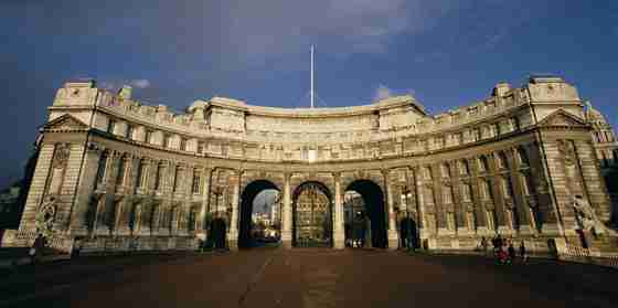 Slavná budova Admirality v Londýně je na prodej. Kupec dá dvě miliardy