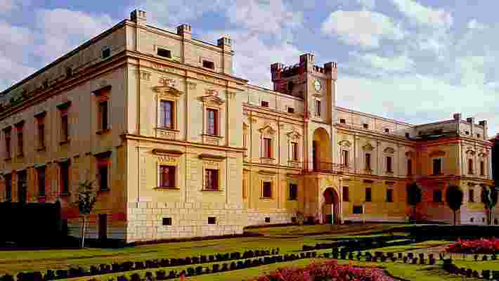 Slezské Versailles obklopuje krásný park. Obnova stále pokračuje