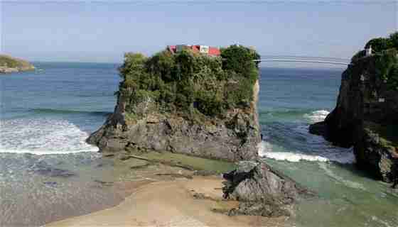 Pozoruhodný dům stojí na samém vrcholku žulového skalního útesu